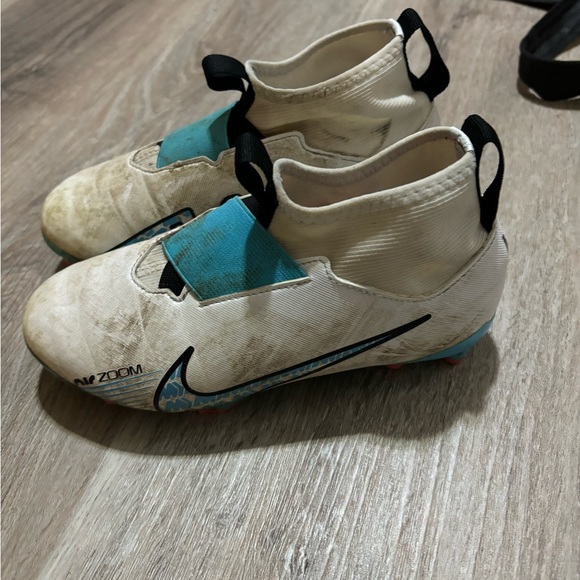 Kids size 1.5 Nike soccer cleats. Worn 1 season but stained even after washing. - Picture 3 of 5